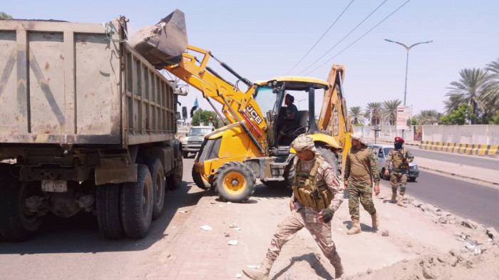 بالصور.. تواصل حملة رفع الحواجز الأمنية في العاصمة عدن