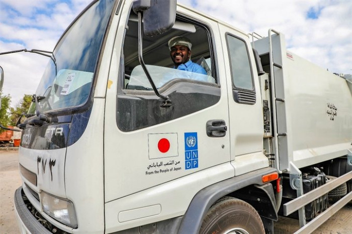 الإنمائي يزود عدن بـ13 شاحنة لرفع المخلفات