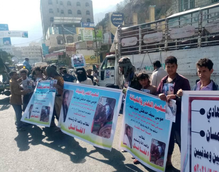 محتجون في تعز على حماية مليشيات الإخوان لقاتل الشاب مدهش