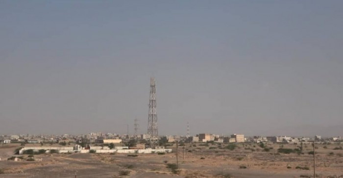 مليشيا الحوثي تهاجم مواقع سكنية في حيس والمشتركة ترد