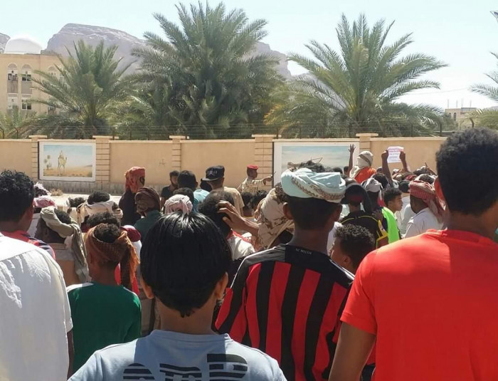 مليشيات الشرعية تهاجم متظاهري سيئون بالرصاص
