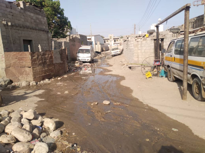 سلطات خنفر تتقاعس عن إنهاء أزمة طفح الصرف بجعار