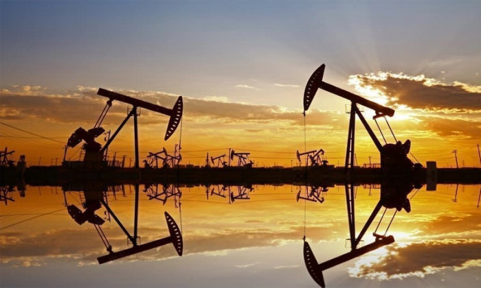 النفط يهبط بعد ارتفاع مخزونات البنزين الأمريكية