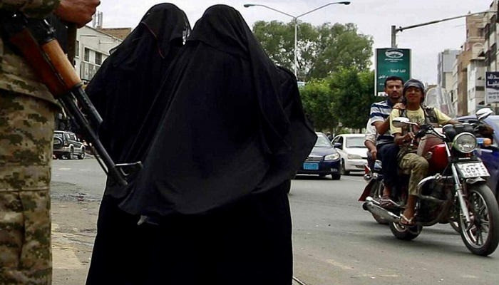 مؤسسة حوثية تفصل جميع النساء العاملات فيها