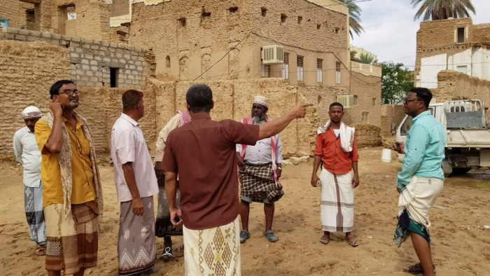 لمساعدة الضحايا.. "انتقالي تريم" يزور المواقع المتضررة من السيول
