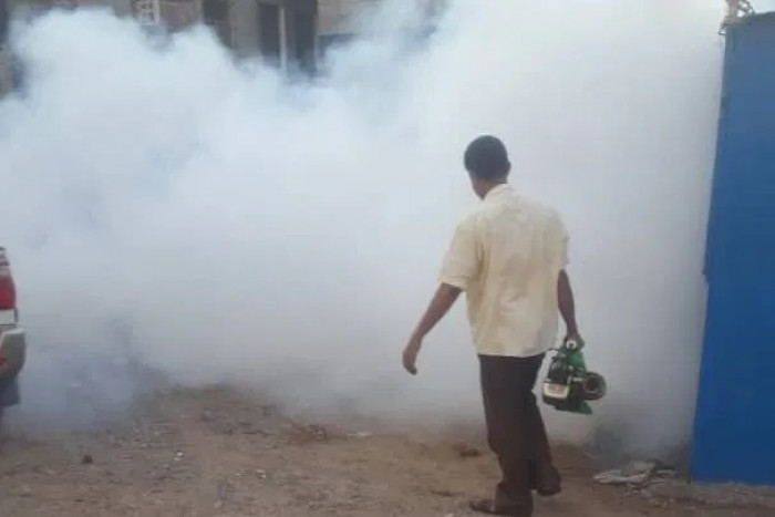 رش ضبابي في العاصمة عدن لمكافحة البعوض