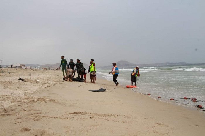 بمواقع متفرقة.. إنقاذ 4 شباب من الغرق في سواحل حضرموت