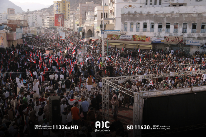 توافد الحشود المشاركة في الفعالية الحاشدة إلى ساحة الحرية