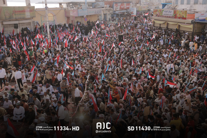 توافد الحشود المشاركة في الفعالية الحاشدة إلى ساحة الحرية