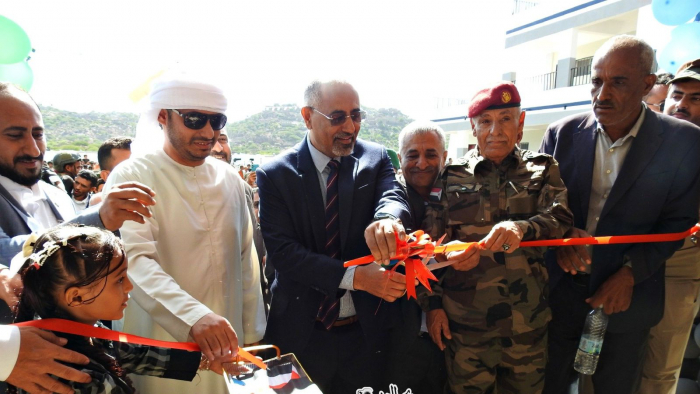 الرئيس الزبيدي يفتتح مدرسة بن زايد النموذجية بمديرية الأزارق