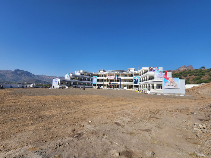 الرئيس الزبيدي يفتتح مدرسة بن زايد النموذجية بمديرية الأزارق