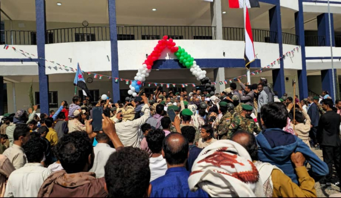 الرئيس الزبيدي يفتتح مدرسة بن زايد النموذجية بمديرية الأزارق