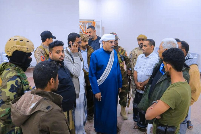 بتوجيهات الرئيس الزبيدي.. الكثيري يطلع على مستوى جاهزية مطار سيئون