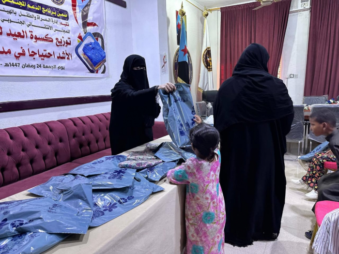 برعاية الرئيس الزبيدي.. انتقالي المهرة يوزع كسوة العيد للأيتام